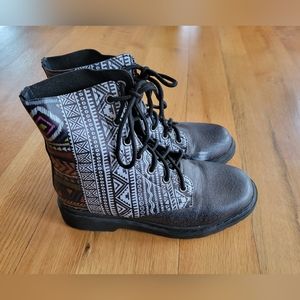 Yes We Vibe women's size 8.5 boots